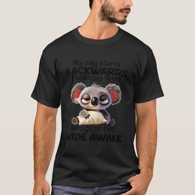 Min dag börjar baklänges Jag vaknar trött Går och  T Shirt (Framsida)