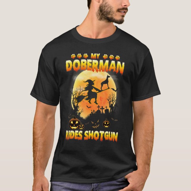 Min Doberman Rides Pistol Witch Fly Broomstick Hal T Shirt (Framsida)