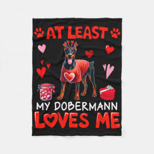 Min Dobermann älskar åtminstone mig Alla hjärtans Fleecefilt