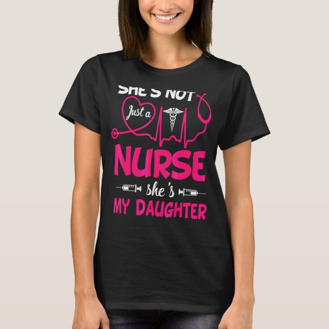 Min dotter är en sjuksköterska vid Nurses Mamma Pa T Shirt (Framsida)
