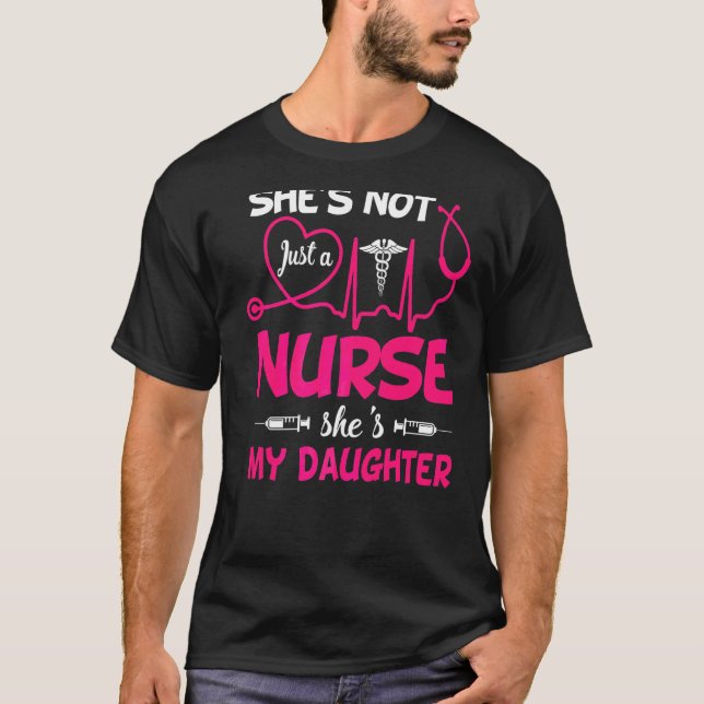 Min dotter är en sjuksköterska vid Nurses Mamma Pa T Shirt (Framsida)