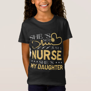 Min dotter är Nurse Proud Nurses Mamma Pappa RN LP T Shirt