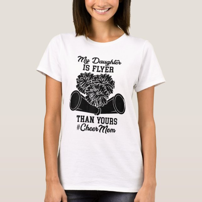 Min dotter flyger högre än din #cheer mamma - Chee T Shirt (Framsida)