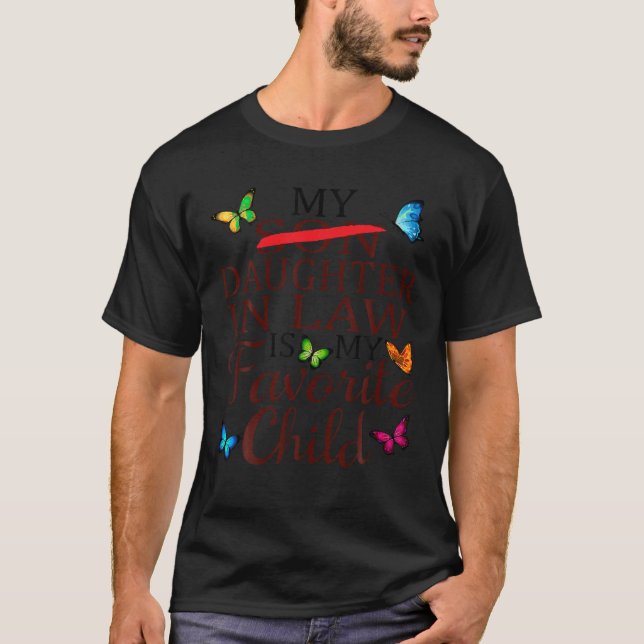 Min dotter i juridik är mitt favoritbarn. t shirt (Framsida)