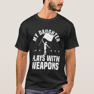 Min dotter leker med vapen Color Guard Flagga Te T Shirt