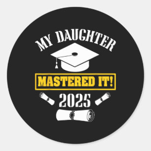 Min dotter misshandlade det till 2025 års magister runt klistermärke