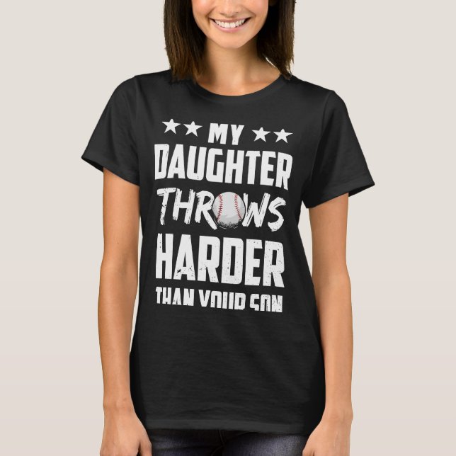 Min dotter tar hårdare än din sonprodbas t shirt (Framsida)