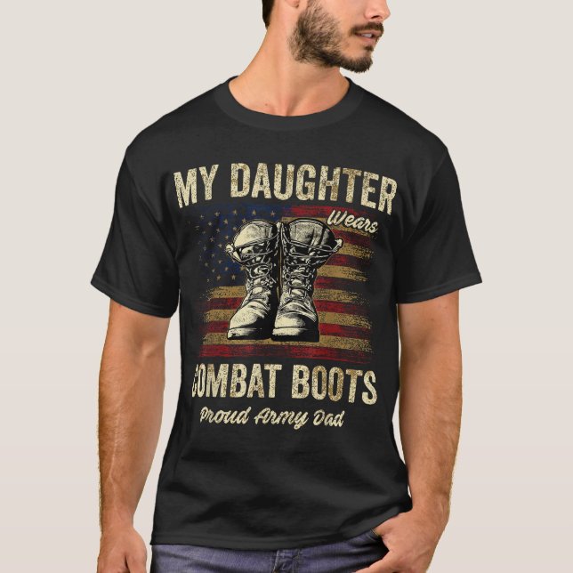 Min dotter Wears Combat Boots Proud Army Pappa T Shirt (Framsida)