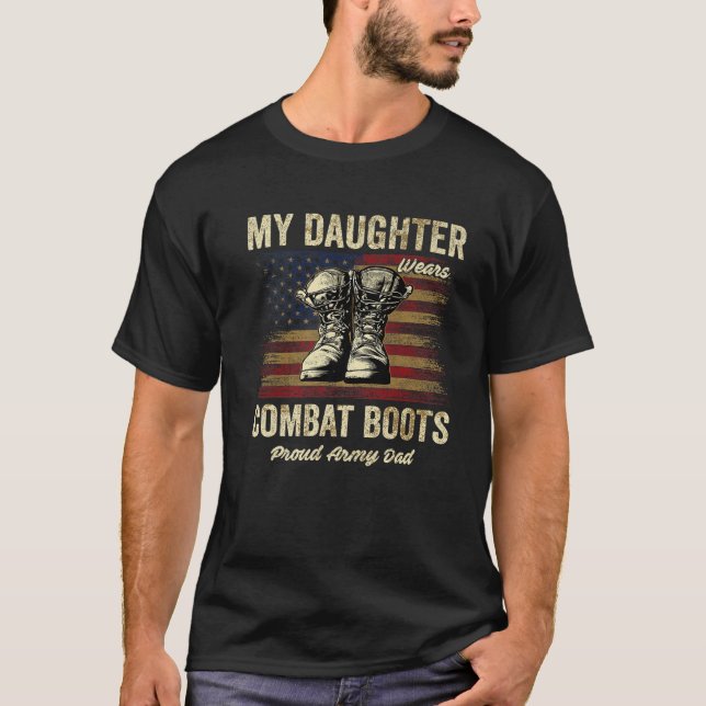 Min dotter Wears Combat Boots Proud Army Pappa Vet T Shirt (Framsida)