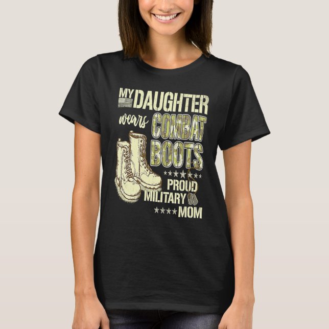 Min dotter Wears Combat Boots Proud Military Mamma T Shirt (Framsida)