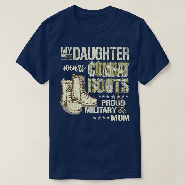 Min dotter Wears Combat Boots Proud Military Mamma T Shirt (Design framsida)