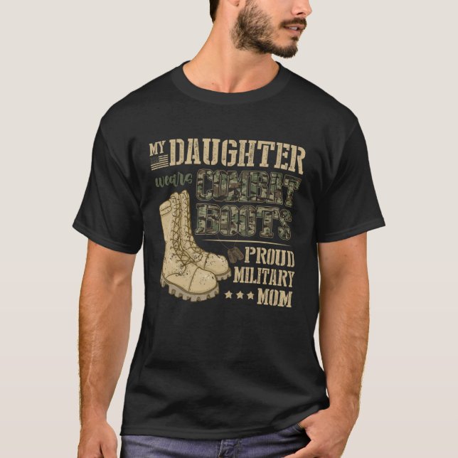 Min dotter Wears Combat Boots Proud Military Mamma T Shirt (Framsida)