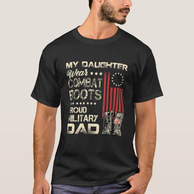 Min dotter Wears Combat Boots Proud Military Pappa T Shirt (Framsida)