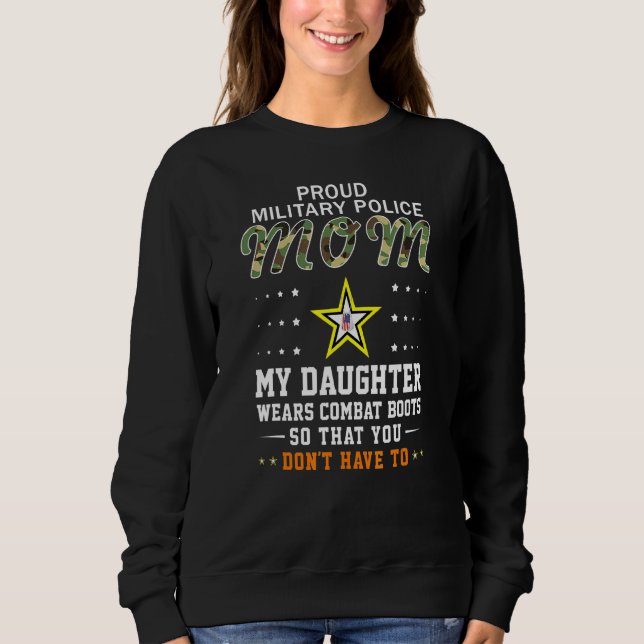 Min dotter Wears Combat Boots Proud Mp Militär P T Shirt (Framsida)