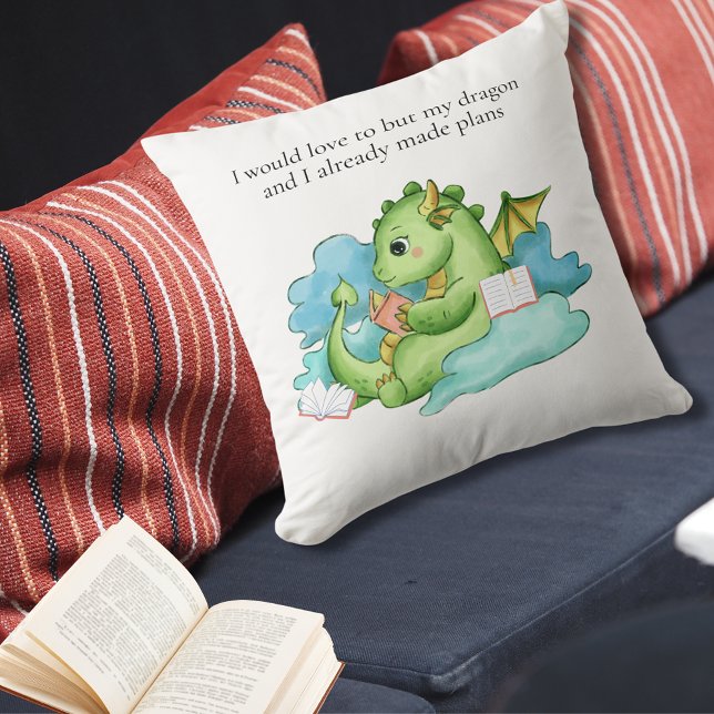 Min drake och jag har gjort planer kudde (baby dragon reading throw pillow, humor for introverts)