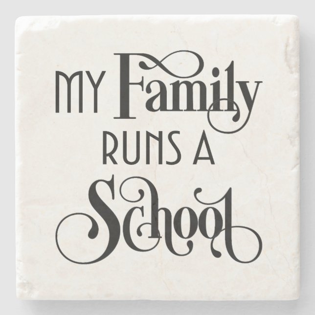 Min familj driver en internatskola stenunderlägg (Framsidan)