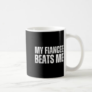 Min fästmö slår mig rolig förlovningsfest nyligen kaffemugg