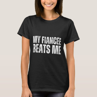 Min fästmö slår mig rolig förlovningsfest nyligen t shirt
