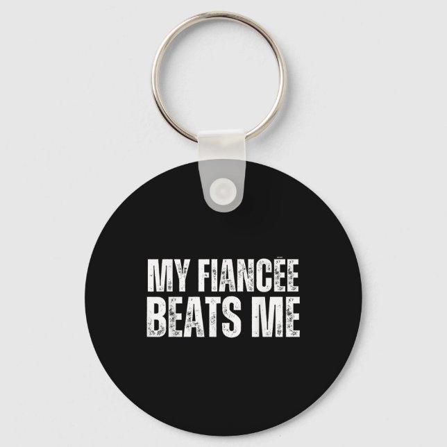 Min fästmö slår mig Roligt förlovningsfest Nyligen Nyckelring (Framsida)