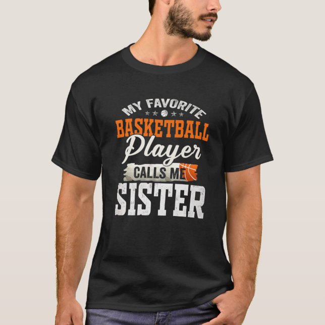 Min favoritbasketspelare kallar mig syster t shirt (Framsida)