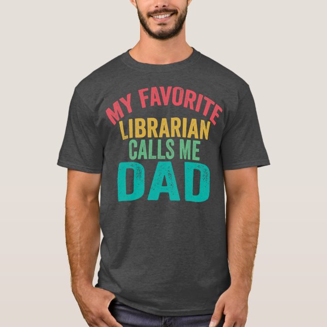 Min favoritbibliotekarie kallar mig Pappa Fars dag T Shirt (Framsida)