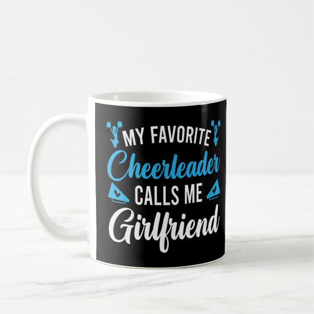 Min favoritchef kallar mig Girlvän Cheerl Kaffemugg (Vänster)