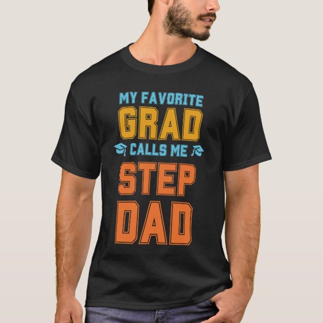 MIN FAVORITE GRAD KALLAR MIG STEPDAD Studenten T Shirt (Framsida)