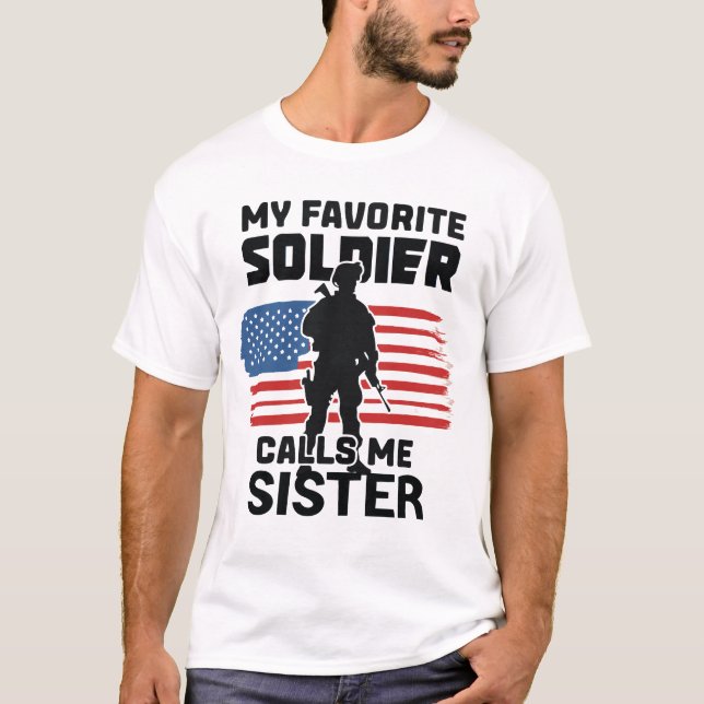 MIN FAVORITE SOLDIER KALLAR MIG SISTER T SHIRT (Framsida)