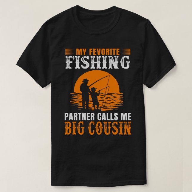 Min favoritfiskepartner kallar mig BIG COUSIN VI T Shirt (Design framsida)