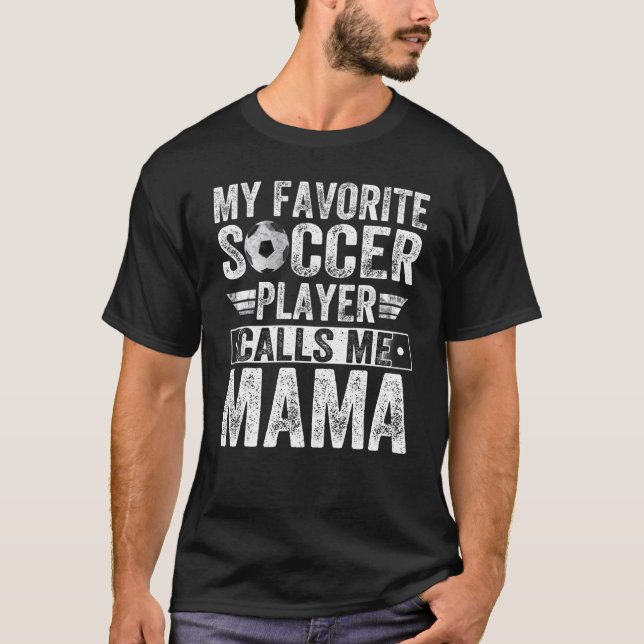 Min favoritfotbollsspelare kallar mig Mamma Coach  T Shirt (Framsida)