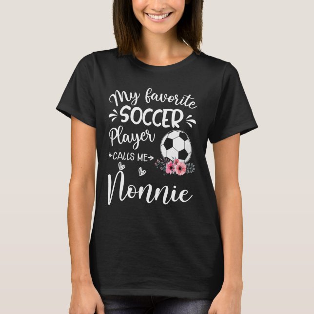 Min favoritfotbollsspelare kallar mig Nonnie  T Shirt (Framsida)