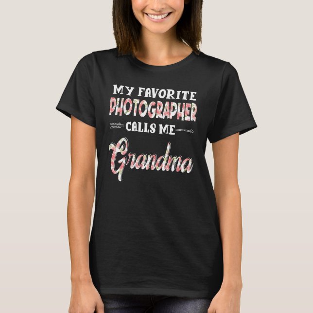 Min favoritfotograf kallar mig Grandma Blommigt D T Shirt (Framsida)