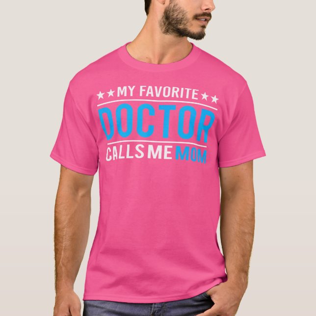 Min favoritgrupp Doktor kallar mig Mamma T Shirt D (Framsida)