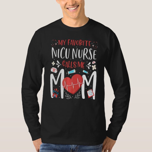 Min favoritgrupp Nicu Nurse kallar mig Mamma Nursi T Shirt (Framsida)