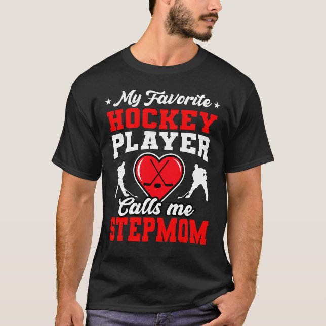 Min favorithockey Player kallar mig Stepmamma Mor' T Shirt (Framsida)