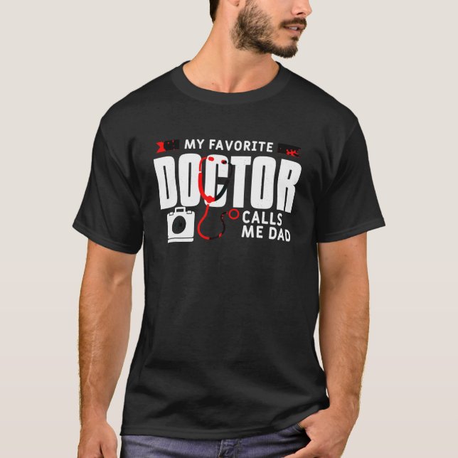 Min favoritläkare Doktor kallar mig Pappa Funny Me T Shirt (Framsida)