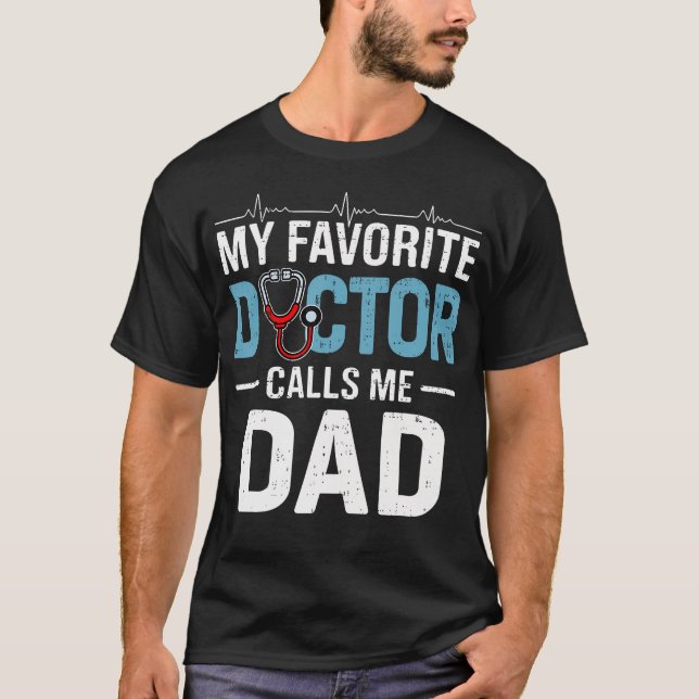 Min favoritläkare kallar mig pappa Fars dag Hälsa T Shirt (Framsida)