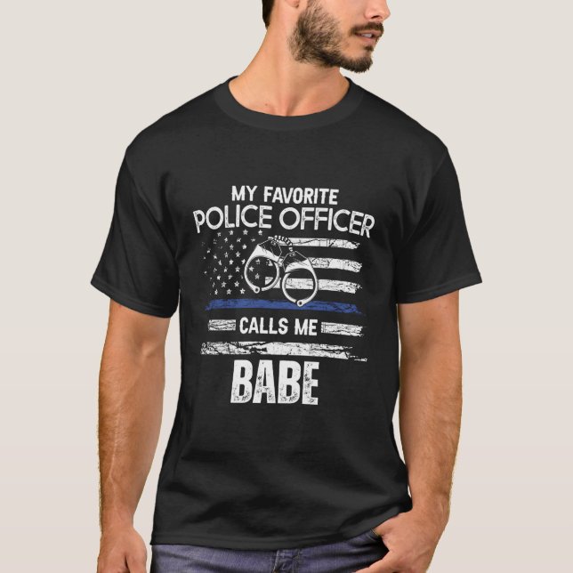 Min favoritpolis kallar mig Babe T Shirt (Framsida)