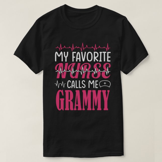 Min favoritsjuksköterska kallar mig för GRAMMY Mot T Shirt (Design framsida)