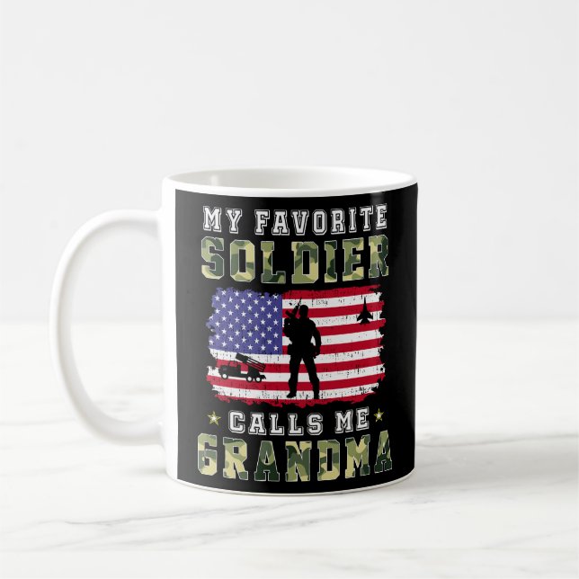 Min favoritsoldat kallar mig "Grandma-Proud Army G Kaffemugg (Vänster)