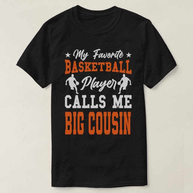 Min favoritspelare i basket kallar mig BIG COUSIN T Shirt (Design framsida)