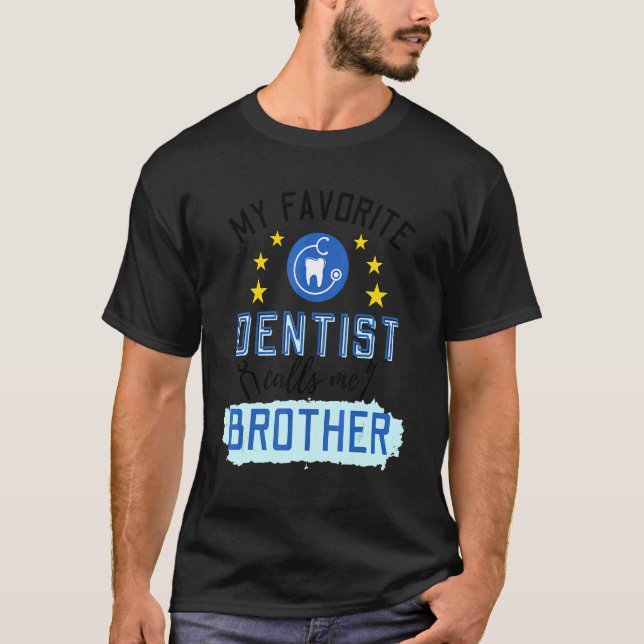 Min favorittandläkare kallar mig Brother Design T Shirt (Framsida)
