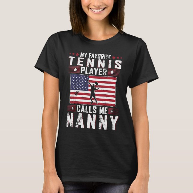 Min favorittennis Player ringer mig Nanny Mor Da T Shirt (Framsida)