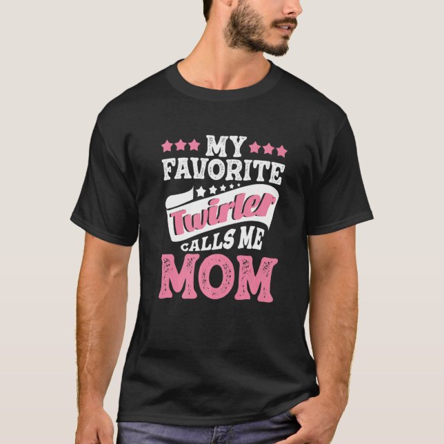 Min favorittwirler kallar mig Mamma Dancing Baton  T Shirt (Framsida)