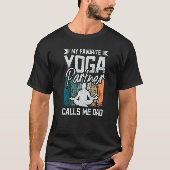 Min favorityoga-partner kallar mig pappa t shirt (Framsida)