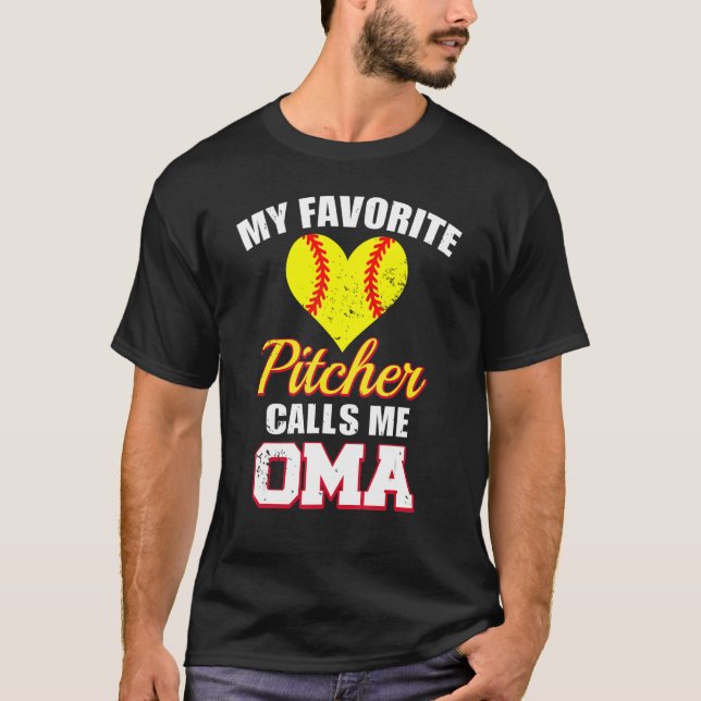 Min favororite Pitcher kallar mig Oma Pitcher Soft T Shirt (Framsida)