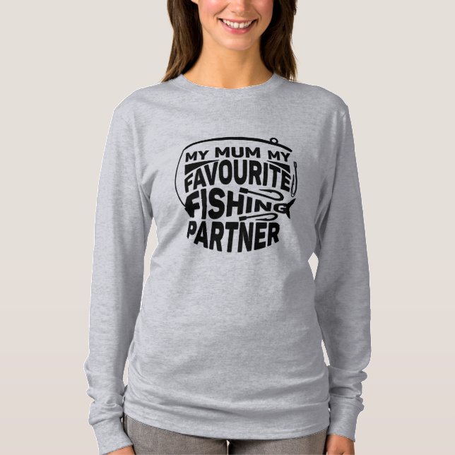 MIN FISKEPARTNER I MORSA ÄR FÖR FISKE. T SHIRT (Framsida)