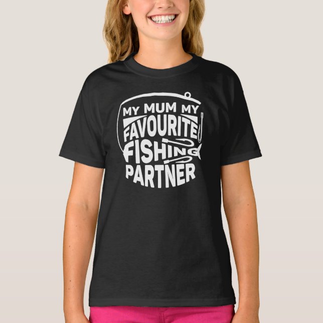 MIN FISKEPARTNER I MORSA ÄR FÖR FISKE. T SHIRT (Framsida)