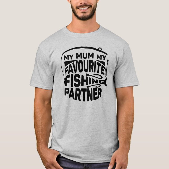 MIN FISKEPARTNER I MORSA ÄR FÖR FISKE. T SHIRT (Framsida)