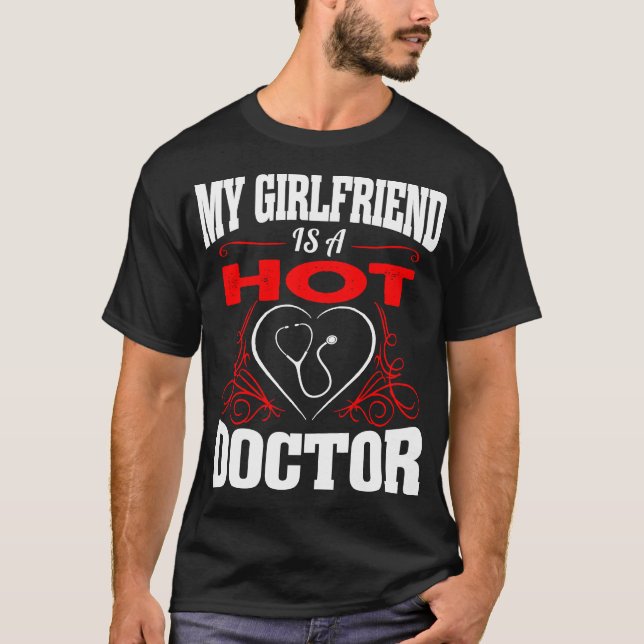 Min flickvän är en Hett Doktor Valentine T Shirt (Framsida)